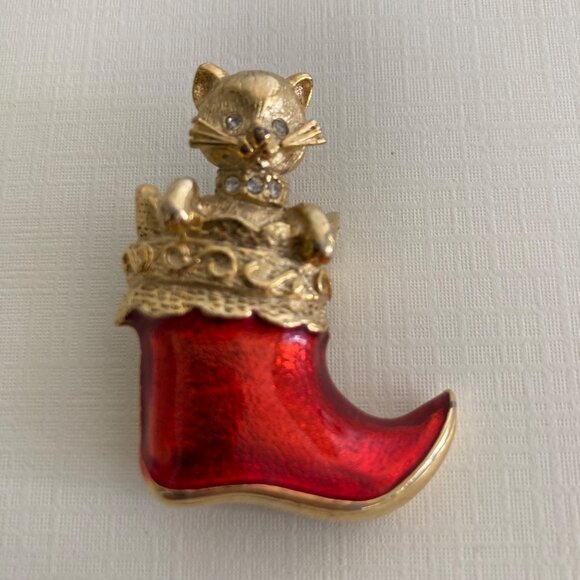 Vintage Christmas Cat In Boot Brooch Red Enamel Gold Tone - Picture 1 of 3